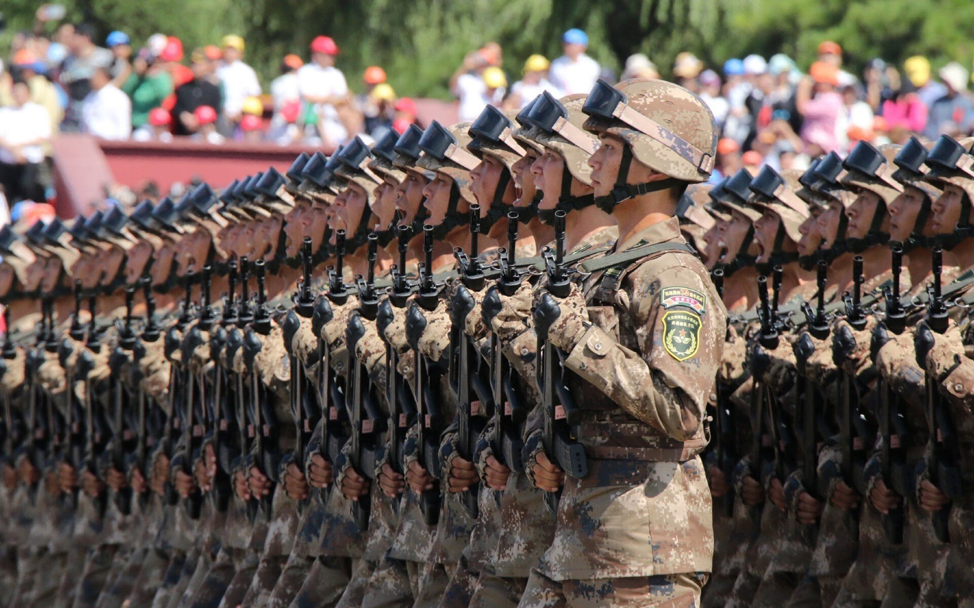 德国女子体操选手在平衡木项目中获得铜牌，德国女子体操运动员