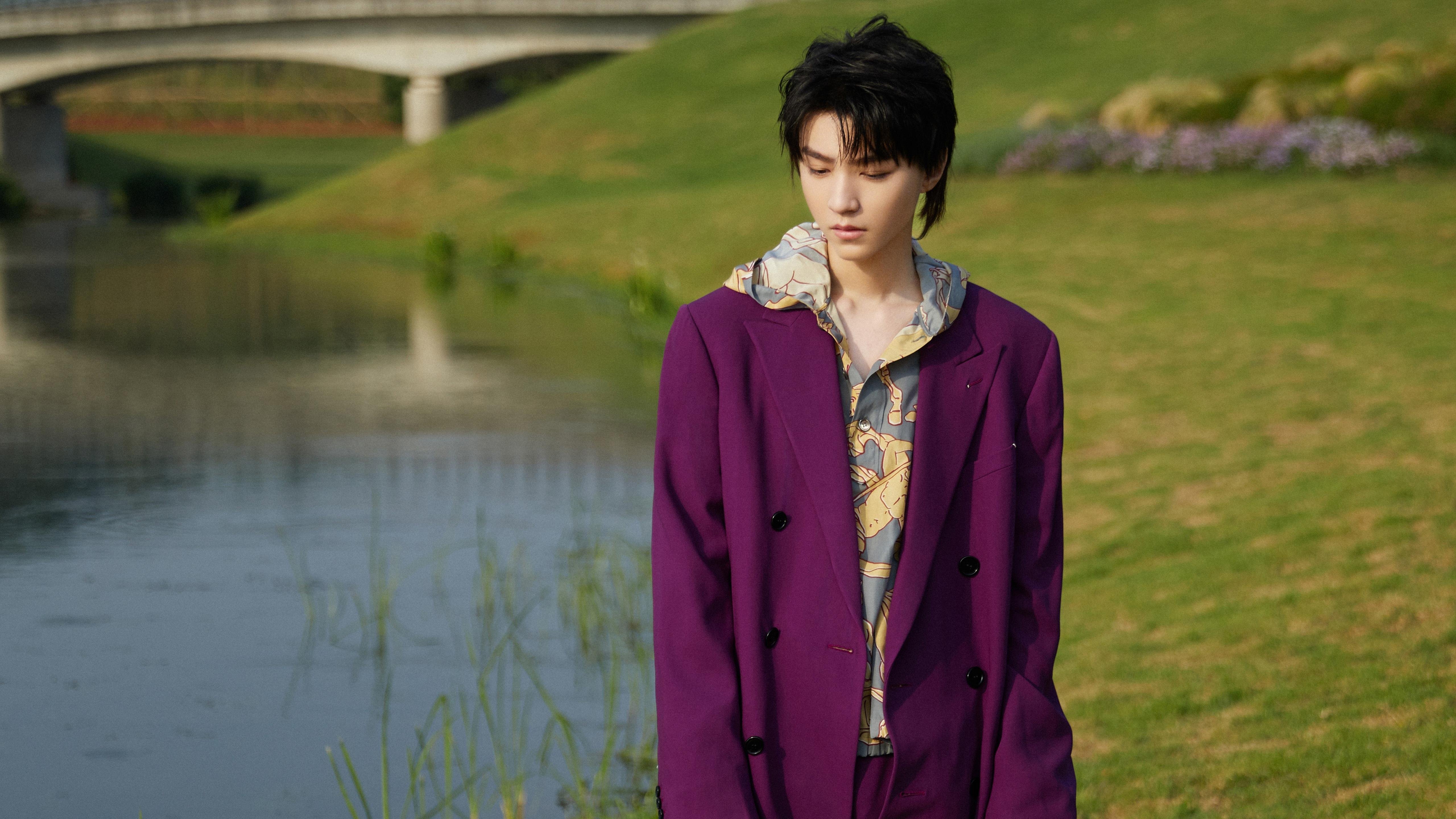 kaiyun中国官方网站-在与雷霆的比赛中，库里多次“空中飞人”般投中远距离三分，成众人焦点！