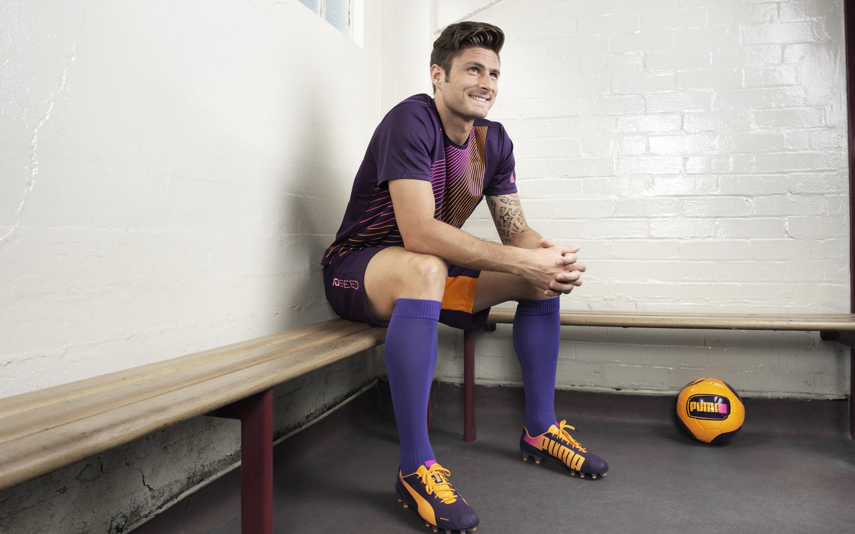 乔治·巴尔:全黑队的中场指挥官,为球队进攻提供稳定支持,乔治巴顿上路